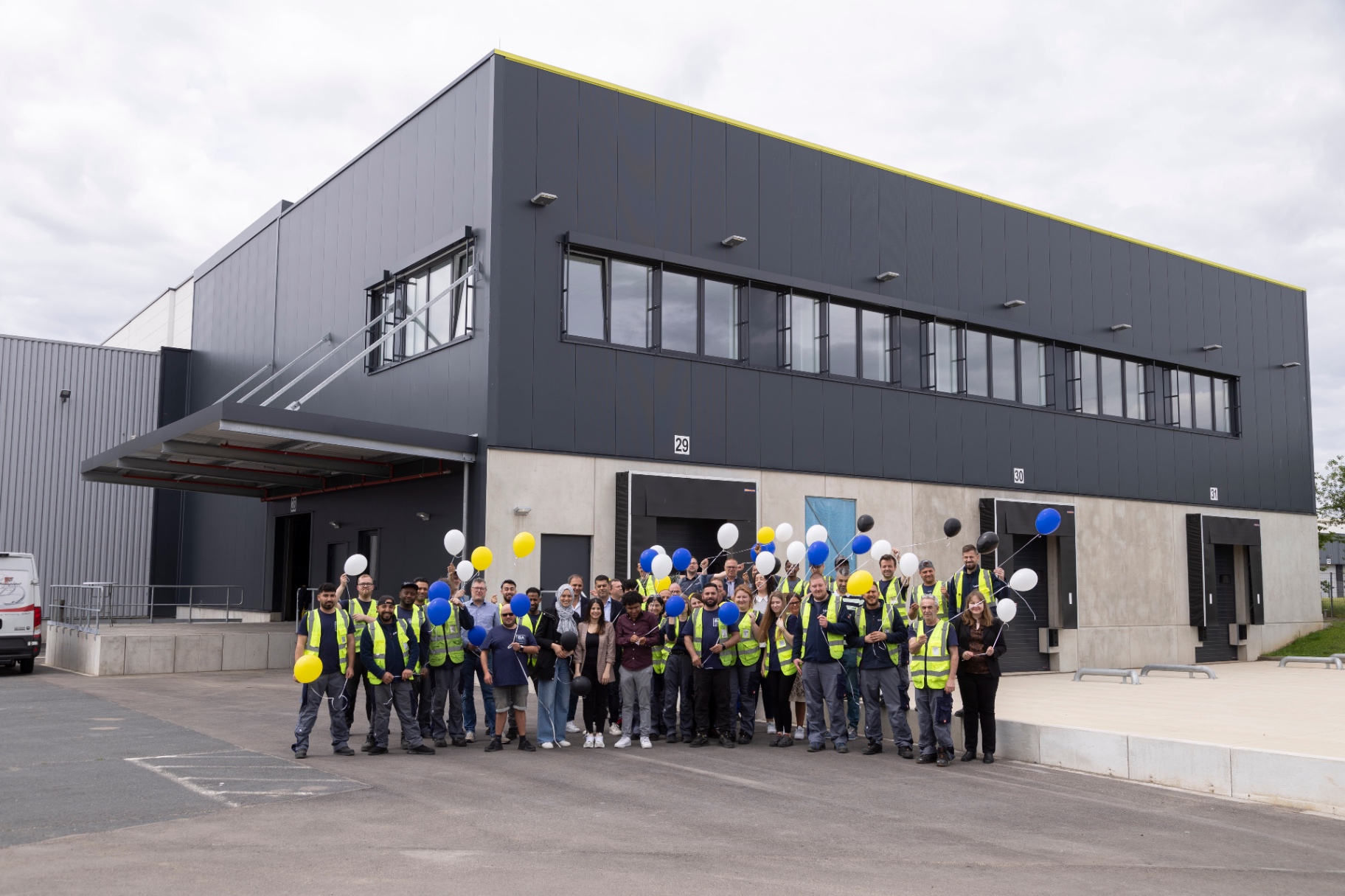 Team vor dem Logistikzentrum